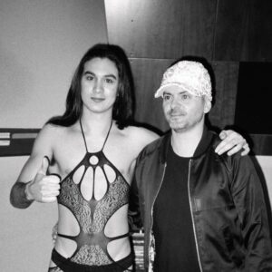 Ethan Torchio Instagram - Teatro D’Ira Vol.I è stato nelle nostre mani per tanto tempo, ora è finalmente anche nelle vostre. Sono emozionato. Grazie a tutti coloro che hanno reso possibile tutto questo.
Buon viaggio ❤️