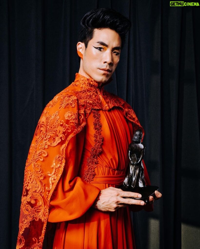 Eugene Lee Yang Instagram - Deeply honored to have received the @koreanamericanstory Trailblazer Award alongside Juju Chang and TOKiMONSTA #KASGala2021 🇰🇷 makeup: @vanmakeupnyc stylist: @kaitlynvitug gown & cape: @stello photographer: @janicekaramchung photo assistant: @joykimjoy New York City, N.Y.