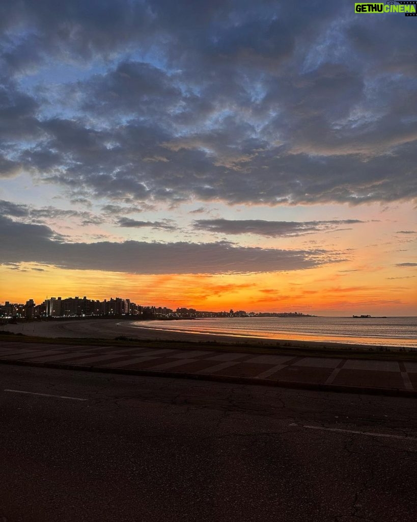 Eugenia Suárez Instagram - Último amanecer en Uruguay 🇺🇾 Gracias gracias gracias ✨✨✨ Montevideo, Uruguay