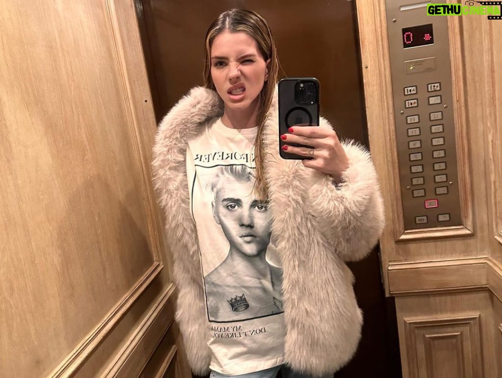 Eugenia Suárez Instagram - Acompáñenme a quedarme encerrada en el ascensor 😣😝