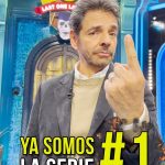 Eugenio Derbez Instagram - En tan solo unas horas, ya somos la serie #1 @primevideomx #LOL6 #NuevaTemporada #1 Baby!!! 💀