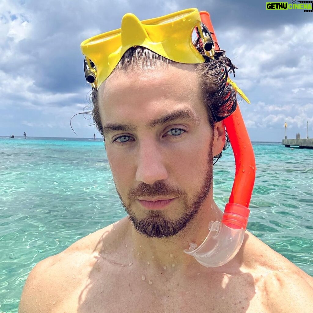 Eugenio Siller Instagram - Trying to find a mermaid under the sea … 🧜‍♀ 🌊 @thewestincozumel Hotel Westin Cozumel