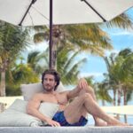 Eugenio Siller Instagram – Yes, I guess you need to zoom in … 🔭 😜

Si, supongo que tienes que hacerle zoom …