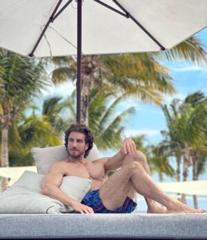 Eugenio Siller Instagram - Yes, I guess you need to zoom in … 🔭 😜

Si, supongo que tienes que hacerle zoom …