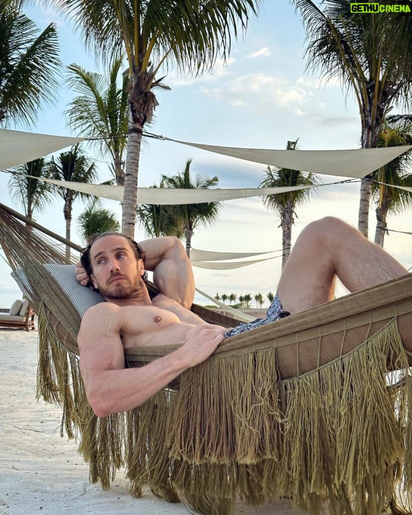 Eugenio Siller Instagram - Let’s hang out … 😬
