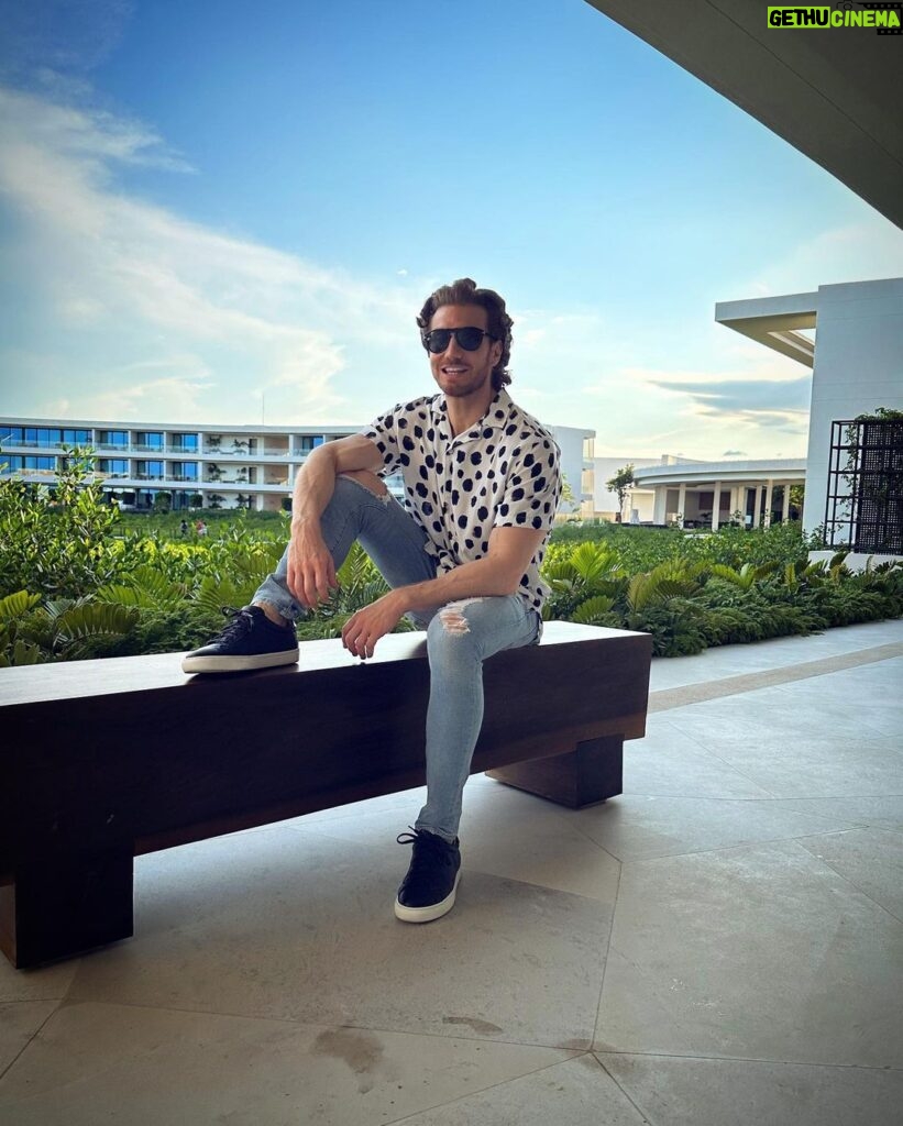 Eugenio Siller Instagram - Much needed vacation !!! So happy to be here 😊 @stregiskanairesort The St. Regis Kanai Resort, Riviera Maya