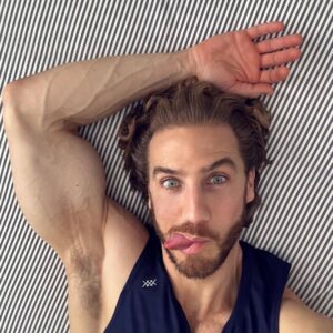 Eugenio Siller Instagram - Strange but not a stranger ! 😜