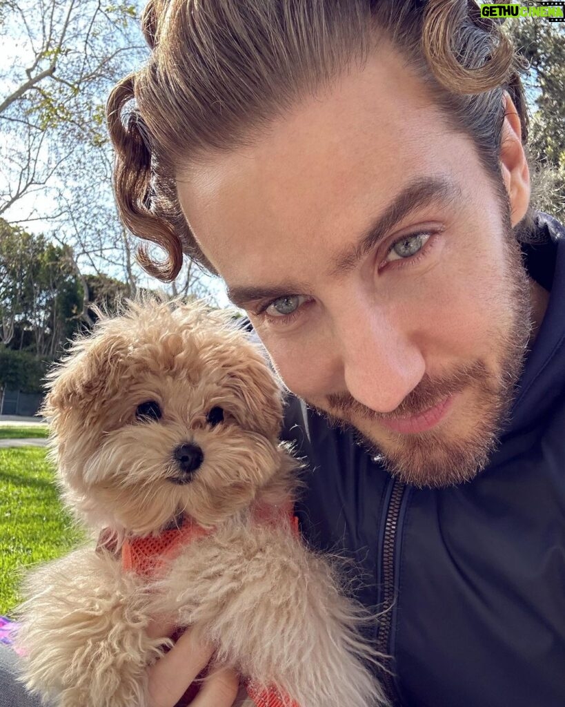 Eugenio Siller Instagram - Animal Lover 😊🐶 At the Park
