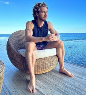 Eugenio Siller Instagram - Any caption ideas ? / Alguna idea para el caption ?