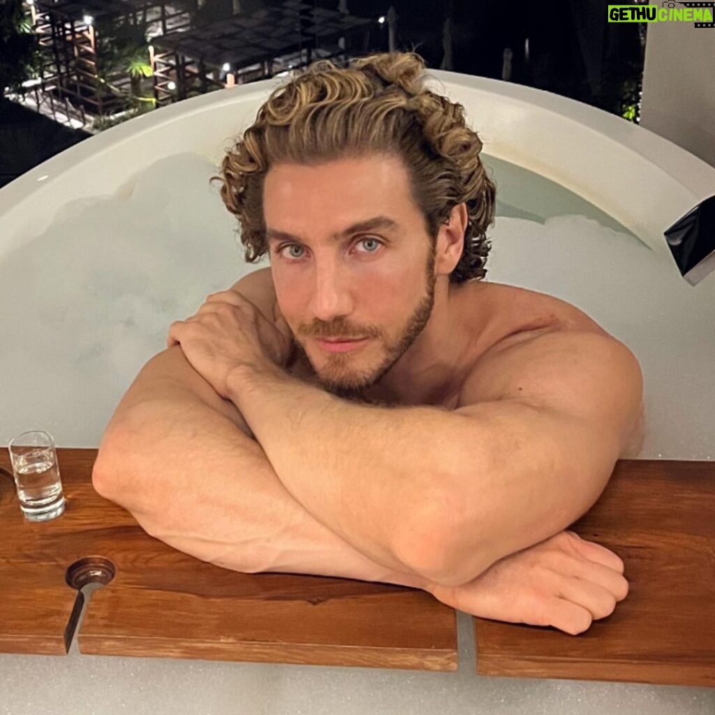 Eugenio Siller Instagram - Time to relax …