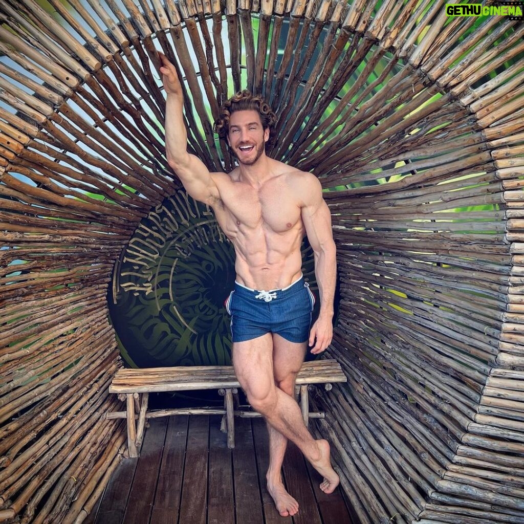 Eugenio Siller Instagram - Life is better when you’re laughing !!! 😄 #shotoniphone Cancún, Quintana Roo