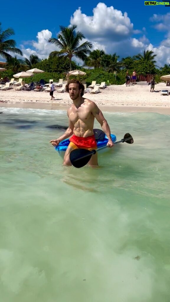 Eugenio Siller Instagram - Vacations on the beach … 🏝️ ☀️ 🌊