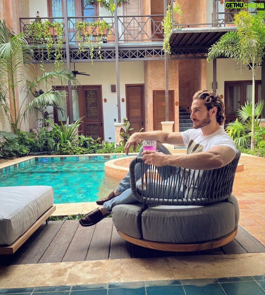 Eugenio Siller Instagram - México de mis amores … @hotelcigno @yucatanturismo #yucatánescolor Mérida, Yucatan