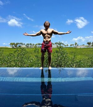 Eugenio Siller Instagram - Yes, I guess you need to zoom in … 🔭 😜

Si, supongo que tienes que hacerle zoom …