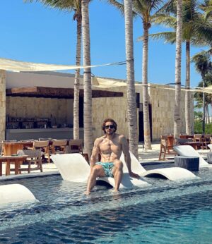 Eugenio Siller Instagram - Yes, I guess you need to zoom in … 🔭 😜

Si, supongo que tienes que hacerle zoom …