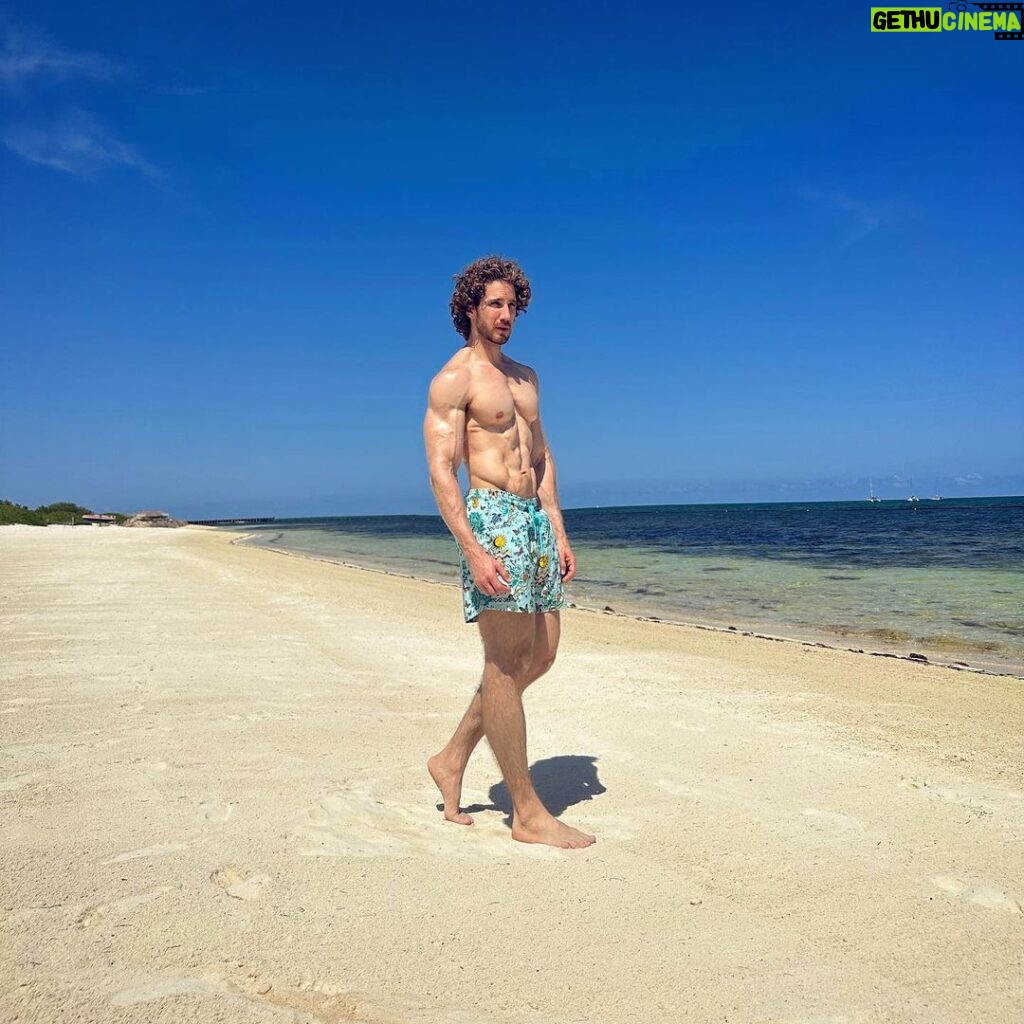 Eugenio Siller Instagram - I can never open my eyes on the beach … 🥴 Nunca puedo abrir los ojos en la playa … @stregiskanairesort @vilebrequin The St. Regis Kanai Resort, Riviera Maya