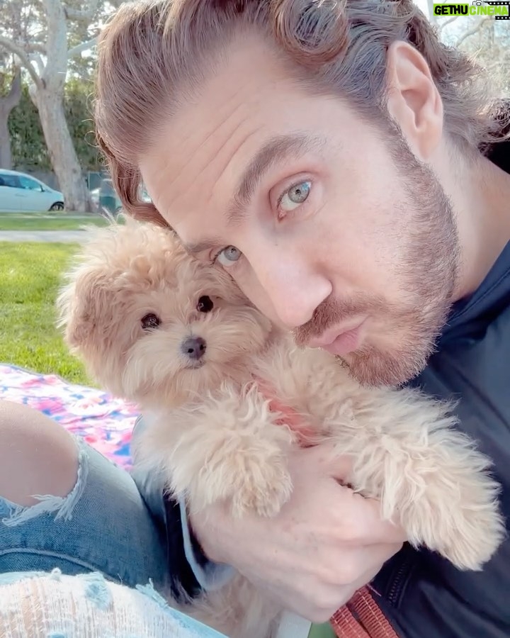 Eugenio Siller Instagram - Animal Lover 😊🐶 At the Park