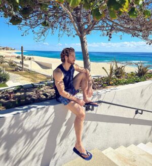 Eugenio Siller Instagram - Any caption ideas ? / Alguna idea para el caption ?