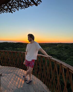 Eugenio Siller Instagram - Sunset Hunter / Cazador de atardeceres 🌅 

@yucatanturismo 
@destinomiomx