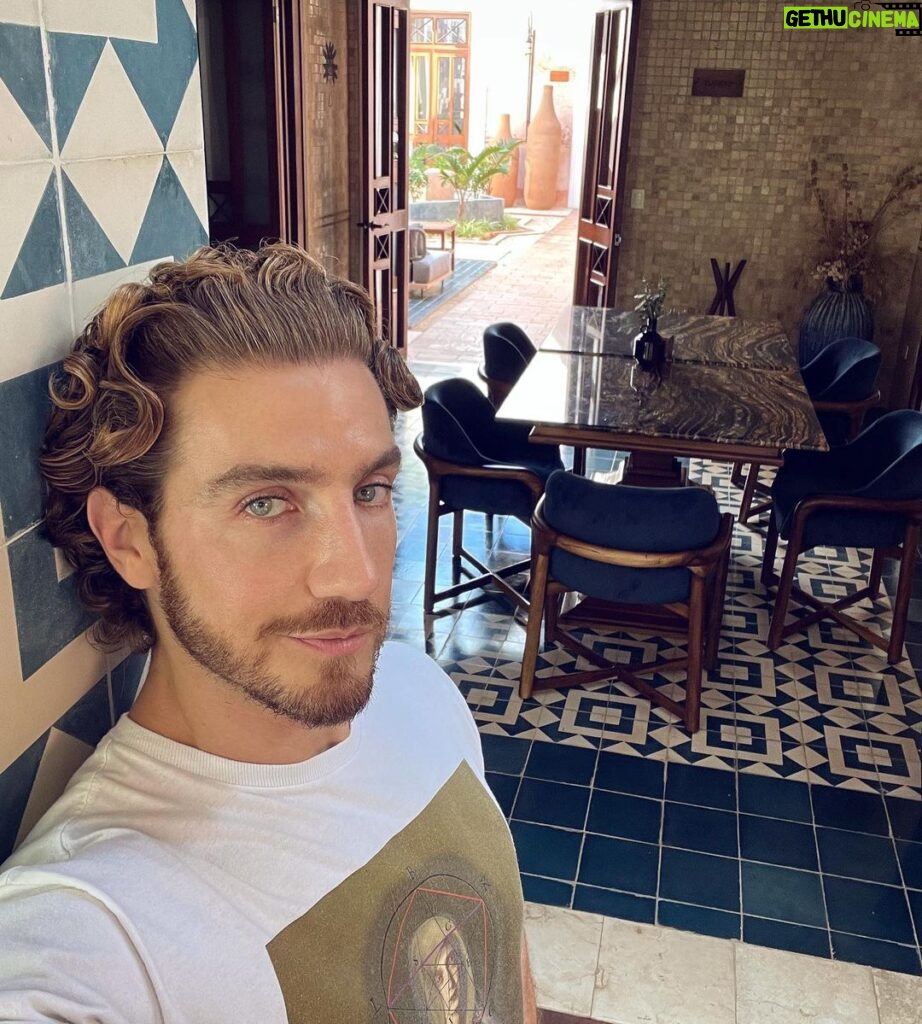 Eugenio Siller Instagram - México de mis amores … @hotelcigno @yucatanturismo #yucatánescolor Mérida, Yucatan