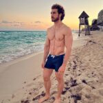 Eugenio Siller Instagram - Happy hump day !!! Feliz ombligo de la semana !!! Cancún, Quintana Roo