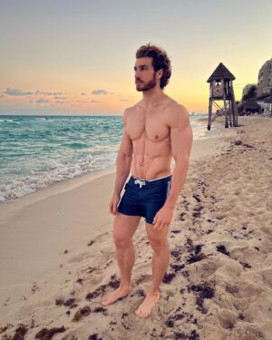 Eugenio Siller Instagram - Happy hump day !!!

Feliz ombligo de la semana !!!