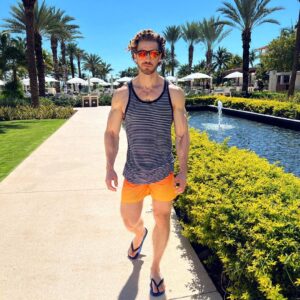Eugenio Siller Instagram - Early walk before breakfast 🕶️ 

@unico2087 
#shotoniphone