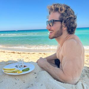 Eugenio Siller Instagram - Mezcaleando en mi México lindo y querido 🇲🇽

@jwcancun 
#shotoniphone