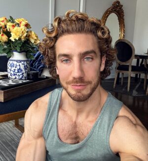 Eugenio Siller Instagram - Your mental health is more important than your career, money, other people's
opinions, that event you said you would attend, your partner's mood and your
family's wishes combined.
If taking care of yourself means letting someone down, then let someone down. 🙌🏻