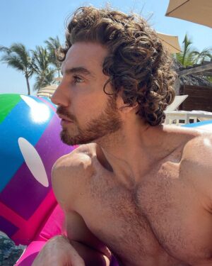 Eugenio Siller Instagram - My face when I’m interested … 🤨 #noblink 

Mi cara cuando algo me interesa … #sinparpadear
