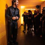 Eugenio Siller Instagram - #AD • Yellow Carpet • No importa qué tan lento avances siempre y cuando no te detengas … #Keepwalking Gracias @johnniewalkermx por una noche espectacular !!! PR: @marthitacarrillo Total look: @secoricardo 🥾: @balenciaga Mexico City, Mexico
