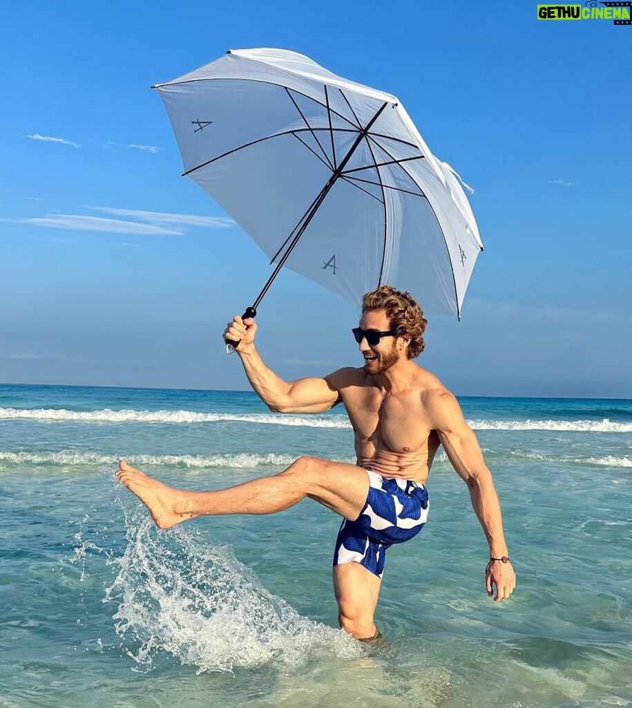 Eugenio Siller Instagram - Under my umbrella ella eh eh ⛱ ☀ 🌴 @liveaquacancun #aqualover #aquacancun Live Aqua Beach Resort Cancun