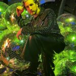 Eugenio Siller Instagram - #AD • Yellow Carpet • No importa qué tan lento avances siempre y cuando no te detengas … #Keepwalking Gracias @johnniewalkermx por una noche espectacular !!! PR: @marthitacarrillo Total look: @secoricardo 🥾: @balenciaga Mexico City, Mexico