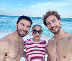 Eugenio Siller Instagram - Happy birthday Mami !!!! 🦋 ☀️ La reina de la casa !

•Family First•

@liveaquacancun 
#aqualover
#aquacancun