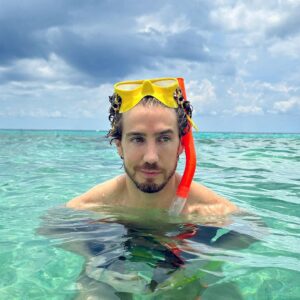 Eugenio Siller Instagram - Trying to find a mermaid under the sea … 🧜‍♀️ 🌊

@thewestincozumel