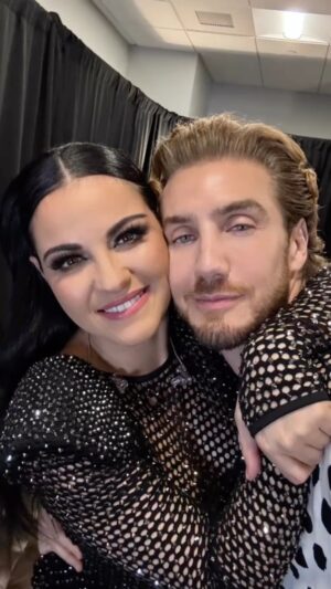 Eugenio Siller Instagram - “REBELDE” fué mi primera participación en una novela hace 18 años. Que gusto cantar con ellos todos sus éxitos en este maravilloso concierto !!!! Gracias @maiteperroni por invitarme a compartir contigo 🫶🏻 …
#rbd