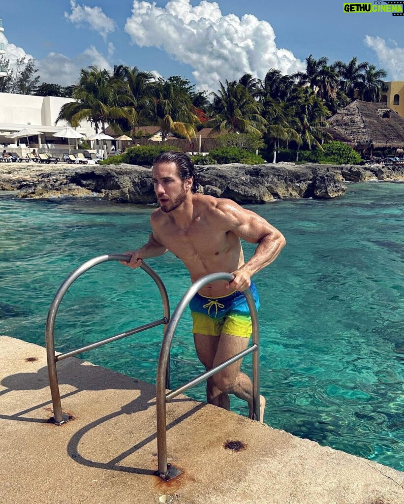 Eugenio Siller Instagram - Everything gets cured with salt water … 🌊 🐠 Todo se cura con agua salada … Mexico