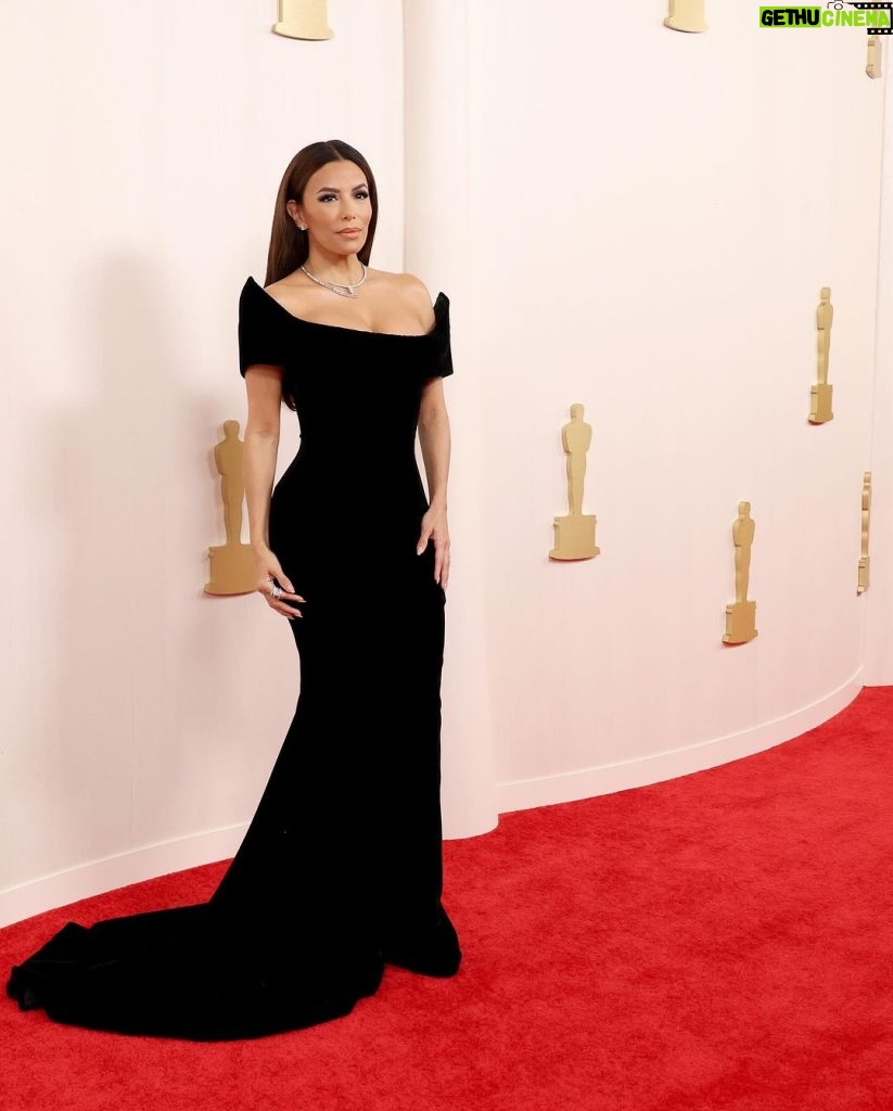 Eva Longoria Instagram - 96th Academy Awards 💫 @stylememaeve @kenpaves @beautybyelan @nail_sunny