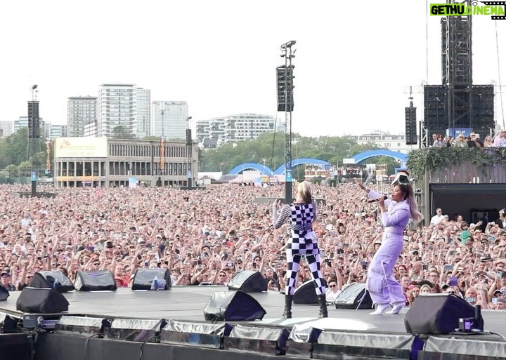 Eve Instagram - O hey @gwenstefani 🖤🤍 shot from last Saturday @bsthydepark the crowd was amazing. Thanks for having me! 💜 @mrselfportrait @oliviabuckingham 📸 @marco.bahler