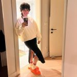 Ezgi Mola Instagram - 1- Şimdi ben 2- Dün sette 3- Justin Bieber 4- Filtre severim 5- #klişefotolarındevamıgelecek bilen bilir 6- Saçımı kestiğim sahneden 20 dakika sonra İbo’m ve ben 7- Sevgi Ablanın bana ördüğü berem ve ben( hesabı varsa eklerim ama satmıyor, hediye😍) 8- Merve’yle Erşan ekibiyle buluşmaya 9-Sevgi abla baya iyi bere örüyor😍😁🥰 10- İbrahim ve Yasemin beni çok mutlu ediyor 💘 Hepsini okudunuz mu ya 😍 eğer buraya kadar okuduysanız bu 🤍✨🍀🌸 bunlar da benden size ! Bu postu 10 arkadaşına yoll …………………. Djddjjddjdjdjdj