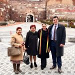 Ezgi Mola Instagram - Sevgili avukatlarım! Şükran Eroğlu, Lale Şenoymak ve @yamansenoymak size minnettarım. Haklı mücadelemde bana destek olduğunuz için , bu yolda birlikte yürüdüğümüz için, etik değerlerine , mesleğine böylesi saygı duyan kişiler benimle olduğu için çok şanslıyım. Teşekkür ederim 🙏🏼 Ve bu fotoğrafa bakıp beni anlayan , yanımda olan size binlerce teşekkür ederim, ben hiç yalnız olmadım ki , siz bana sevilmenin nasıl bir şey olduğunu öğrettiniz. Çok teşekkür ederim . Çokk🙏🏼💖 #yalnızdeğiliz 🙏🏼