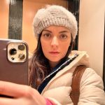 Ezgi Mola Instagram - 1- Şimdi ben 2- Dün sette 3- Justin Bieber 4- Filtre severim 5- #klişefotolarındevamıgelecek bilen bilir 6- Saçımı kestiğim sahneden 20 dakika sonra İbo’m ve ben 7- Sevgi Ablanın bana ördüğü berem ve ben( hesabı varsa eklerim ama satmıyor, hediye😍) 8- Merve’yle Erşan ekibiyle buluşmaya 9-Sevgi abla baya iyi bere örüyor😍😁🥰 10- İbrahim ve Yasemin beni çok mutlu ediyor 💘 Hepsini okudunuz mu ya 😍 eğer buraya kadar okuduysanız bu 🤍✨🍀🌸 bunlar da benden size ! Bu postu 10 arkadaşına yoll …………………. Djddjjddjdjdjdj