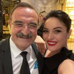 Ezgi Mola Instagram - Magazin Gazetecileri Derneğine dün akşam hazırladıkları güzel gece ve kıymetli ödüllerimiz için çok teşekkür ederim. @masumlarapartmani ekibi sizi seviyorum ! Daha nice güzel günlere, hep birlikte…