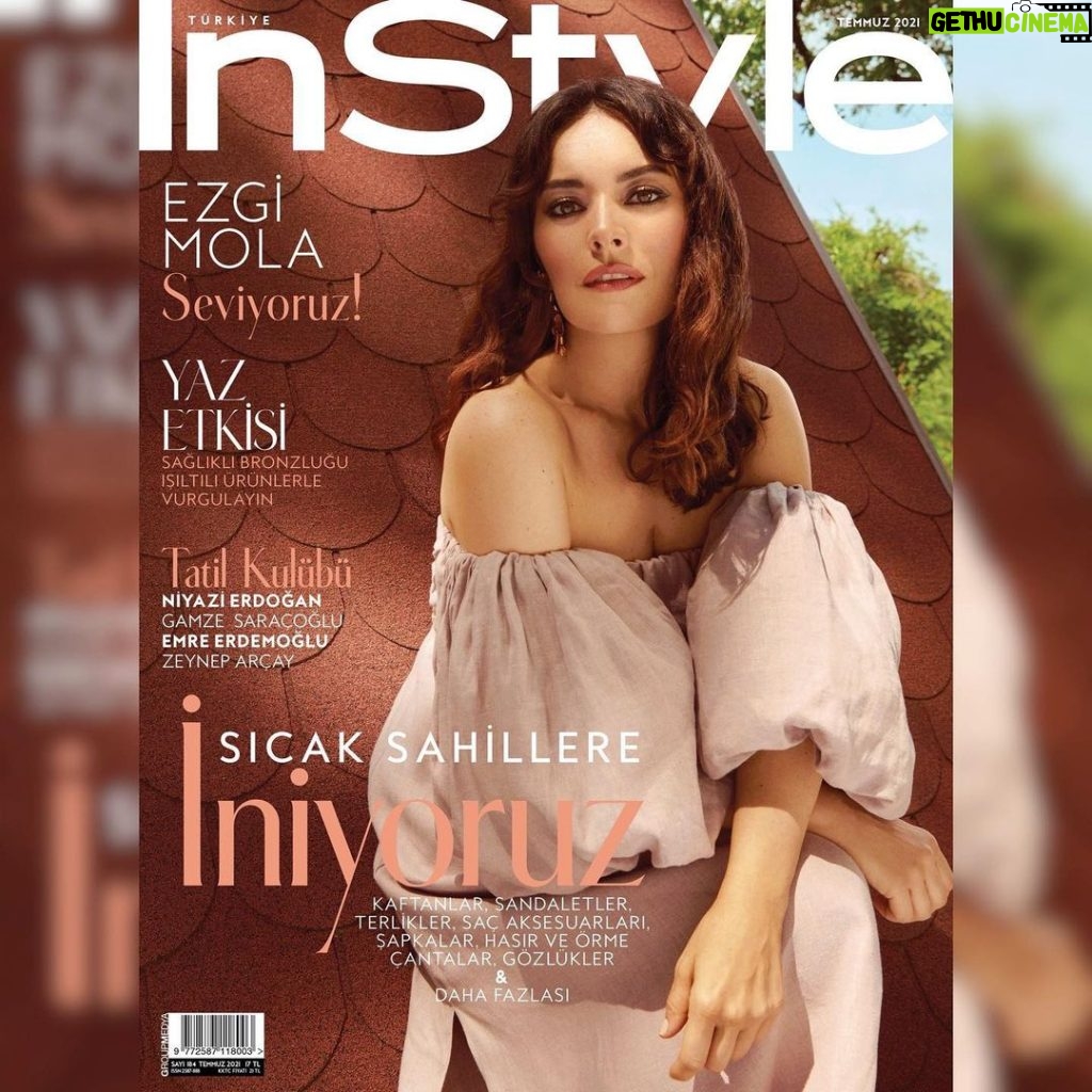 Ezgi Mola Instagram - Temmuz @instyleturkiye ‘de @boyner ‘e yaptığım koleksiyondan giydiğim çok sevdiğim parçalarla ben varım 💫💕💫#ezomolaxboyner Genel Yayın Yönetmeni: @baharkader Styling: @nazlikayran Fotoğraf: @bestezeybel Röportaj: @cerenarseven Styling Asistanları: @ekinsuoktar @besttugceever Saç: @ibrahimzengin Makyaj: @elcinmutlu_ Saç Asistanı: @suatbasdemir1 Makyaj Asistanı: @suleymannakgul Fotoğraf Asistanı: @mertkilic.w @erencansarigil Elbise: Ezomola X @boyner Küpe: @maezae @gulbaharkarakus @idiletisim