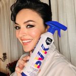 Ezgi Mola Instagram - Evet arkadaşlaaaar haberler doğru, çıkıyoruz 😁 hatta çıktık 🥰 yıllardır çok severek size anlattığım biricik markam @selsil Pak şimdi de sprey köpük temizleyici çıkardı . Günlük hayatınızda hep elinizin altında olması gereken şahane bir temizleyici, deneyin çok seveceksiniz💘 #işbirliği