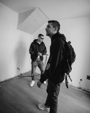 Fabio Bartolo Rizzo Instagram - Una settimana fa abbiamo smantellato il mio storico home studio dove ho registrato Persona e Noi Loro Gli Altri 😢.
Oggi Persona è settimo disco di platino. @islandrecords_it quando ci mandi i quadri aggiornati per il nuovo studio? 😝🍾