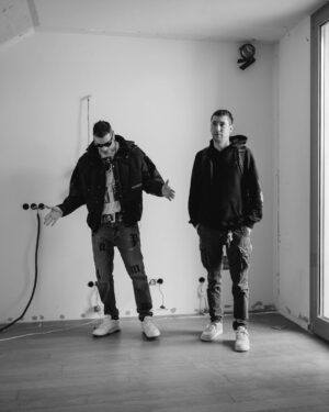 Fabio Bartolo Rizzo Instagram - Una settimana fa abbiamo smantellato il mio storico home studio dove ho registrato Persona e Noi Loro Gli Altri 😢.
Oggi Persona è settimo disco di platino. @islandrecords_it quando ci mandi i quadri aggiornati per il nuovo studio? 😝🍾