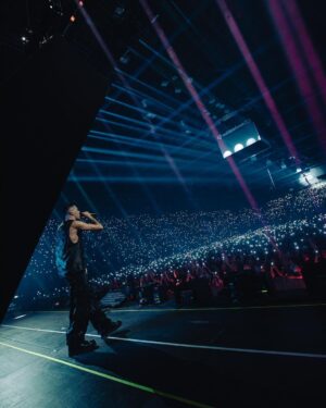 Fabio Bartolo Rizzo Instagram - Il tour è finito e mi ha lasciato dentro un vuoto e un silenzio innaturali.
E’ incredibile come aspettare così tanto qualcosa, progettarla, provarla, metterla in atto e portarla a compimento abbia sempre un contraccolpo così pesante. Quello delle grandi imprese, quello di “e ora che faccio?”. Questo tour è stata la cosa più bella e al tempo stesso faticosa che ho fatto nella mia carriera. Dopo la seconda data al Forum ho pensato che fosse impossible farne altre 15 così. Eravamo tutti impreparati alla grandezza di quello che stavamo facendo.
Poi invece tutto è andato bene e ogni data è stata unica, abbiamo portato il nostro show in giro per tutta Italia con oltre 250.000 spettatori in 34 date, tutte con la stessa foga e passione.
Se tutto ciò è stato possibile
è solo grazie a una grande squadra alle spalle e all’affetto incontenibile del pubblico.
Un grazie speciale alle persone che mi sono state vicine nei momenti più difficili e a quelli che hanno aspettato questi concerti, credendoci sempre come ho fatto io.
Grazie a @marzmusik e @jacopovolpedrums per aver messo su una band di campioni e tutto il lavoro sulla musica. Grazie a @ombraworld per lo show design avanguardistico. Grazie a @cikothecaptain e alla sua squadra, i migliori che potessi desiderare. @ramonatabita per gli outfit perfetti.
Grazie Paola Zukar @bigpicturemgmt compagna di sempre, @friendsandpartners e @universalmusicitalia per il supporto.
Special Tnx a Paola Corradini @wolf.pandora in veste di mental coach 😂.
Infinite love.