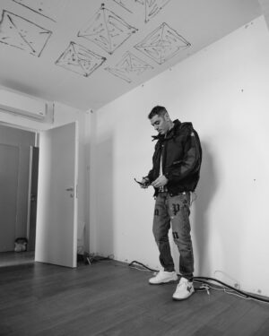 Fabio Bartolo Rizzo Instagram - Una settimana fa abbiamo smantellato il mio storico home studio dove ho registrato Persona e Noi Loro Gli Altri 😢.
Oggi Persona è settimo disco di platino. @islandrecords_it quando ci mandi i quadri aggiornati per il nuovo studio? 😝🍾
