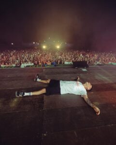 Fabio Bartolo Rizzo Instagram - Debutto epico del Persone Tour ieri sera a Torino! Oggi siamo a Genova, all’Arena Del Mare!